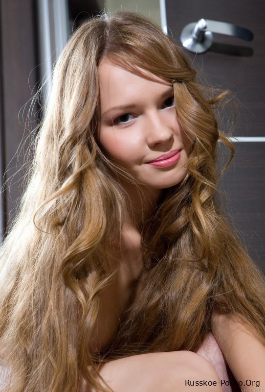 Милая девушка с потрясающей попкой Virginia Sun раздевается и позирует обнаженной