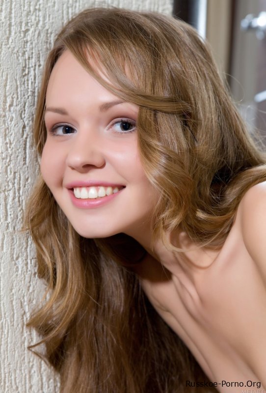 Милая девушка с потрясающей попкой Virginia Sun раздевается и позирует обнаженной