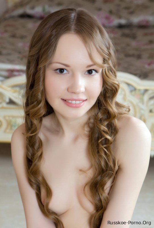 Длинноволосая молоденькая Вирджиния Сан показывает свое худенькое тело в желтых чулках