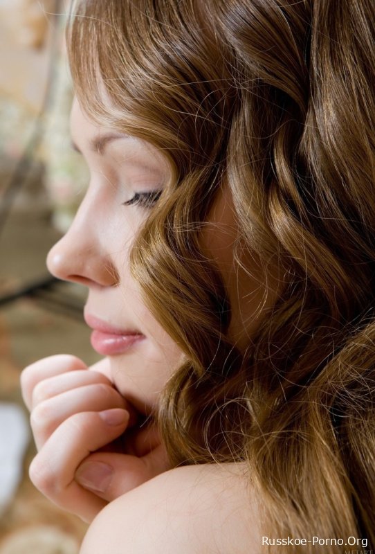 Длинноволосая молоденькая Вирджиния Сан показывает свое худенькое тело в желтых чулках