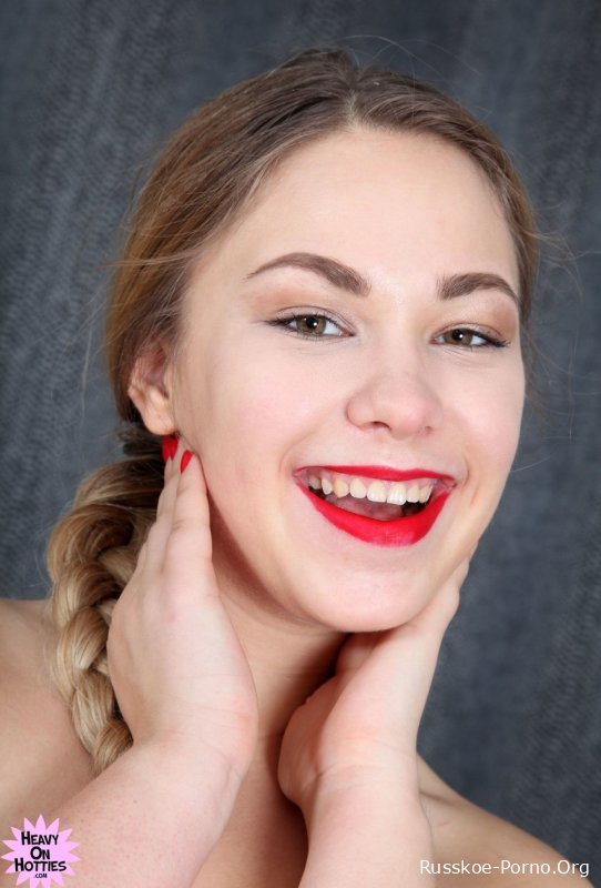 Горячая молоденькая красотка Selvaggia в черном платье и красном нижнем белье показывает свою аппетитную пизду