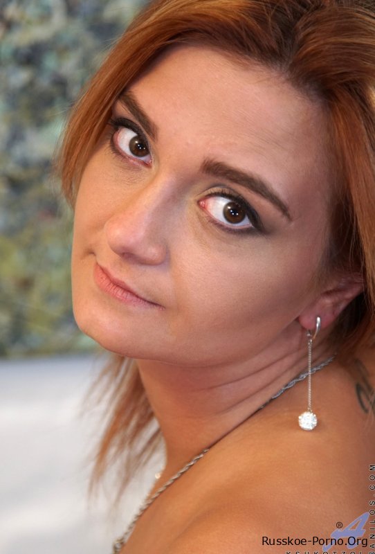 Русская милфа Ксукоцол ласкает свои большие сиськи и теребит пальцами свою сладкую бритую киску