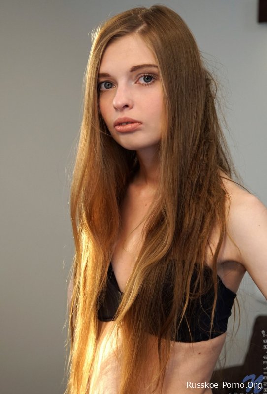 Очаровательная красотка-подросток Аделла раздевается догола и трет свою восхитительную невинную киску