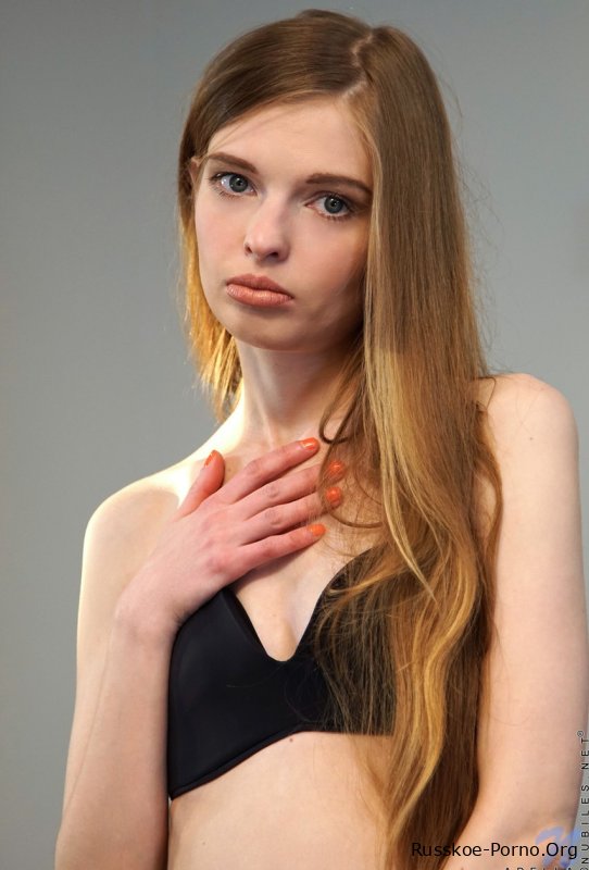 Очаровательная красотка-подросток Аделла раздевается догола и трет свою восхитительную невинную киску