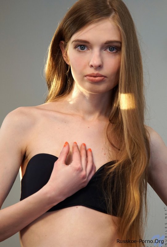 Очаровательная красотка-подросток Аделла раздевается догола и трет свою восхитительную невинную киску