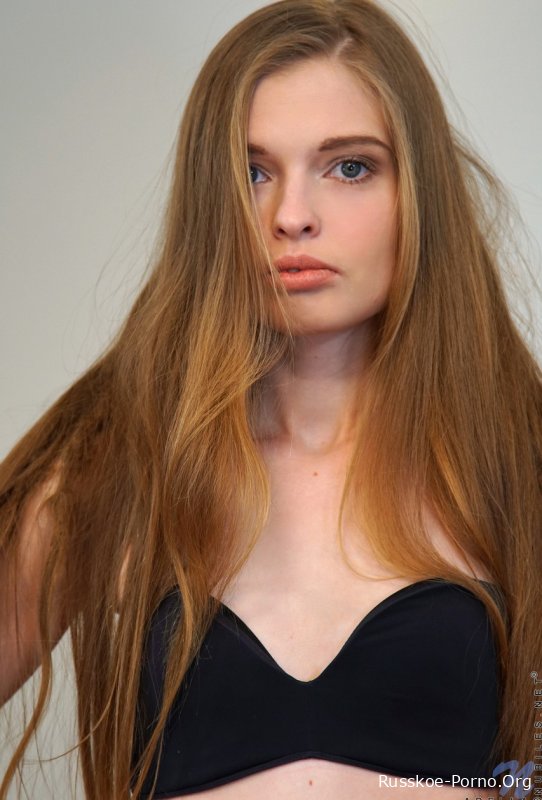 Очаровательная красотка-подросток Аделла раздевается догола и трет свою восхитительную невинную киску