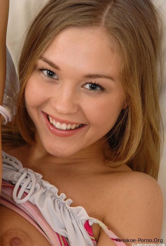 Невинная русская красотка Барбамиска дрочит обе свои дырочки на диване