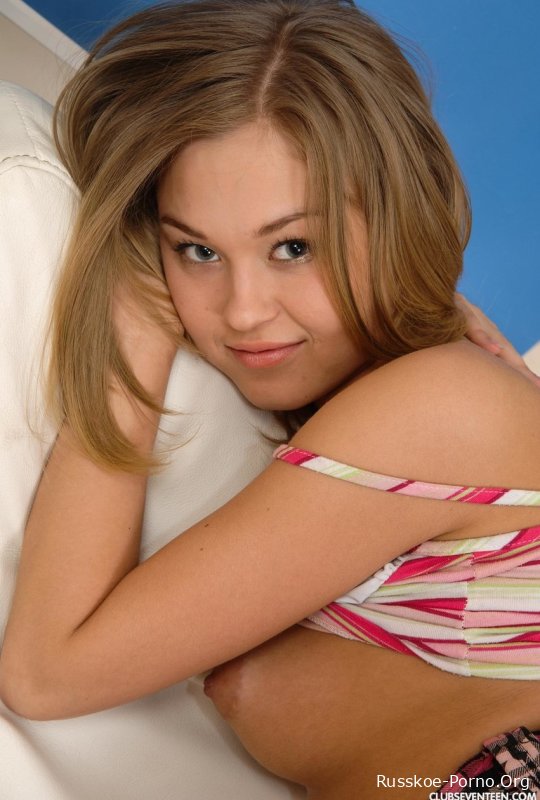 Невинная русская красотка Барбамиска дрочит обе свои дырочки на диване