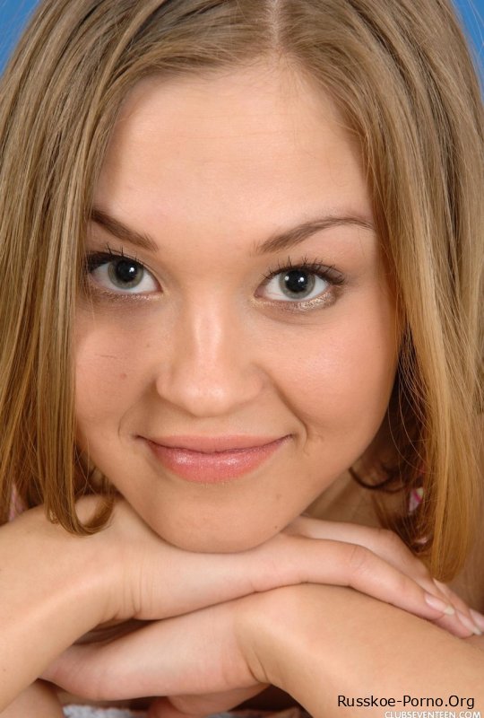 Невинная русская красотка Барбамиска дрочит обе свои дырочки на диване