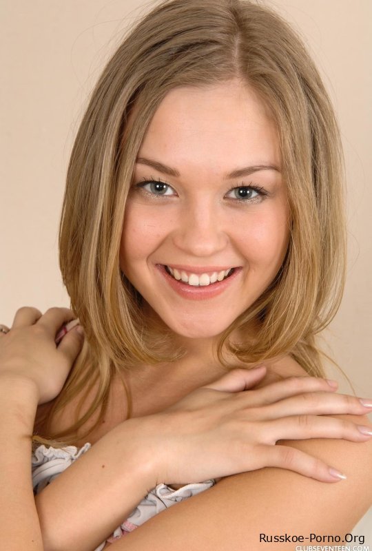 Невинная русская красотка Барбамиска дрочит обе свои дырочки на диване