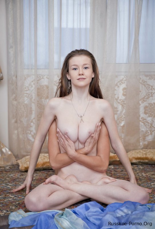 Познакомилась с Артом Аруной А, Эмили Блум