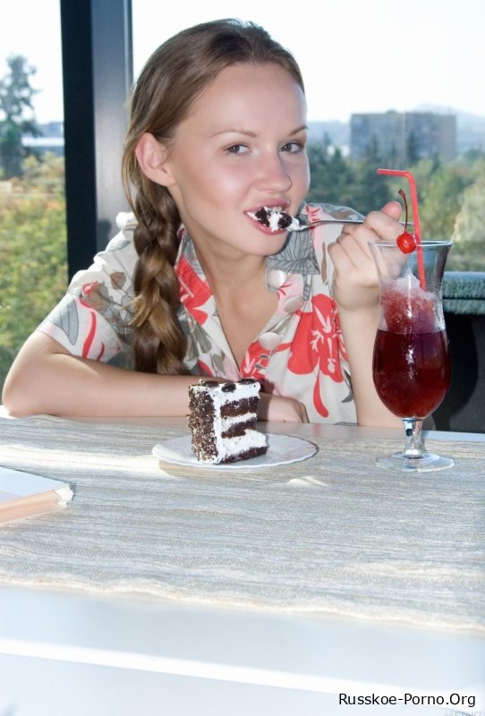 Невинная красавица Вирджиния Сан раздевается в гостиничном номере и показывает свои дырочки