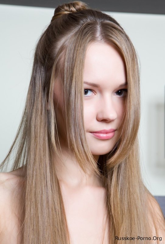 Невинная красавица Вирджиния Сан раздевается в гостиничном номере и показывает свои дырочки