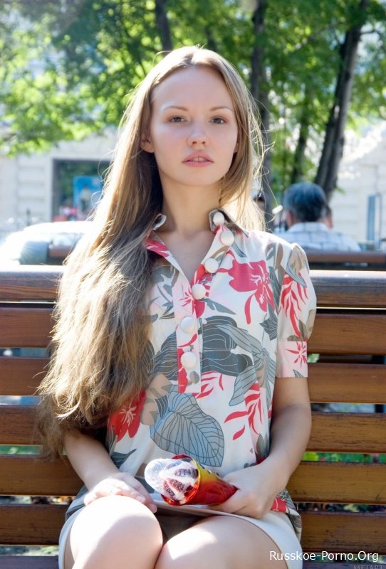 Невинная красавица Вирджиния Сан раздевается в гостиничном номере и показывает свои дырочки