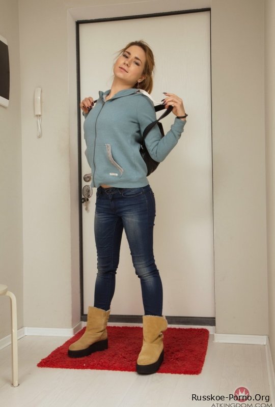 Сексуальная русская молоденькая Нара Абель сжимает свои сиськи и теребит пальцами свою волосатую киску