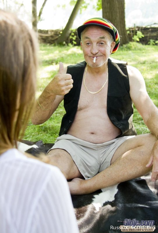 Красивая молоденькая Мэйси Ната наслаждается захватывающим сексом со стариком в лесу