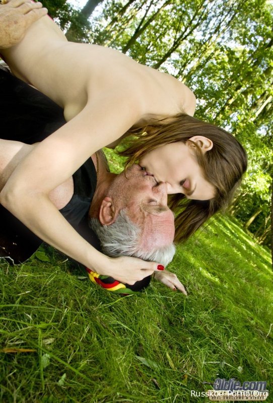 Красивая молоденькая Мэйси Ната наслаждается захватывающим сексом со стариком в лесу