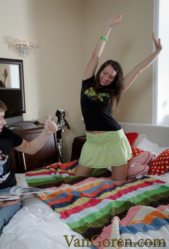 Симпатичная русская танцовщица Лиза подвергается анальному насилию со стороны своего парня