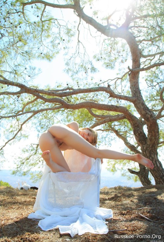 Невысокая русская блондинка Шанель Фенн раздевается на природе и раздвигает свою пушистую муфту