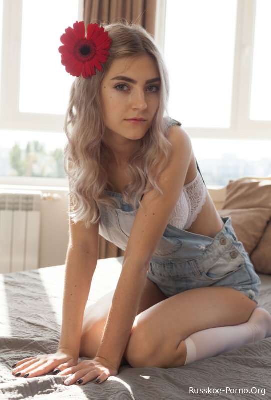 Сладкая красотка с большими сиськами Ева Элфи раздевается и выставляет напоказ свое тело в соло