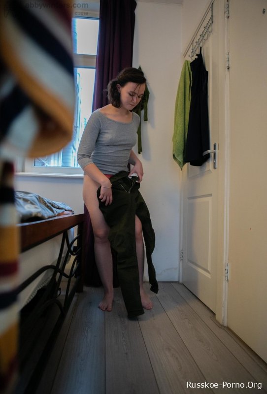 За симпатичной молоденькой девушкой с волосатой муфтой Катей Ди подглядывают, пока она одевается