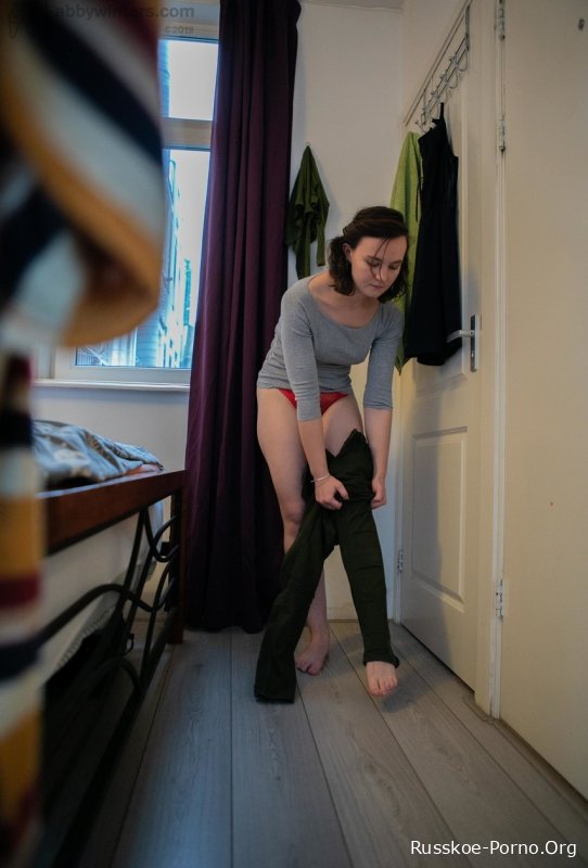 За симпатичной молоденькой девушкой с волосатой муфтой Катей Ди подглядывают, пока она одевается