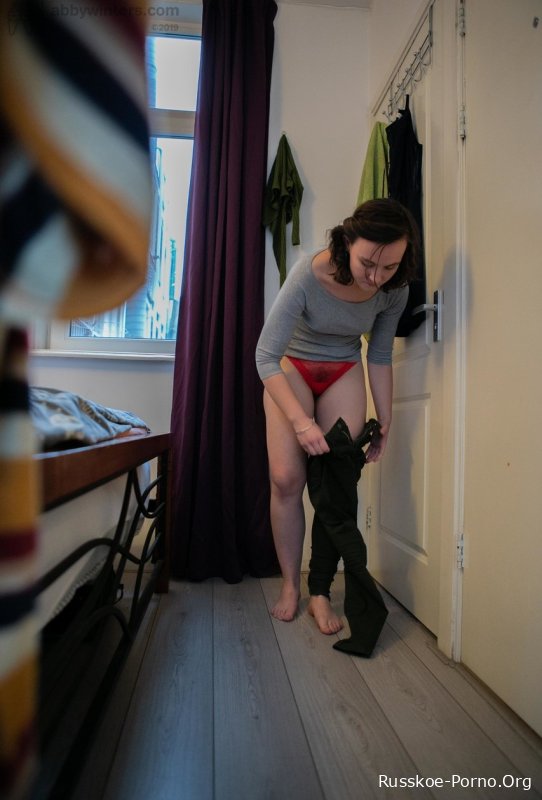 За симпатичной молоденькой девушкой с волосатой муфтой Катей Ди подглядывают, пока она одевается