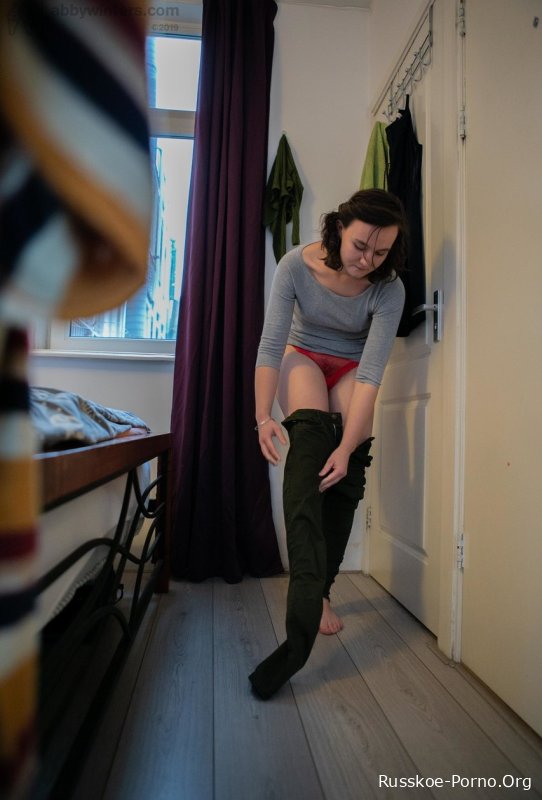 За симпатичной молоденькой девушкой с волосатой муфтой Катей Ди подглядывают, пока она одевается