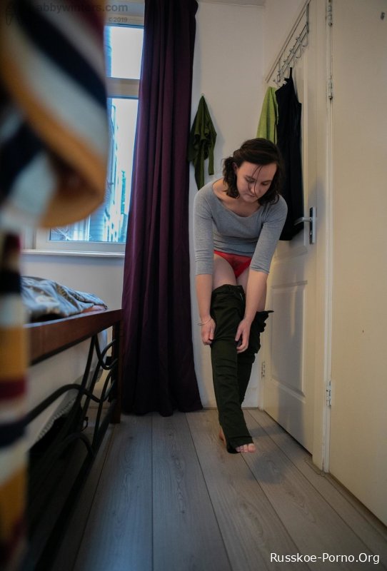 За симпатичной молоденькой девушкой с волосатой муфтой Катей Ди подглядывают, пока она одевается