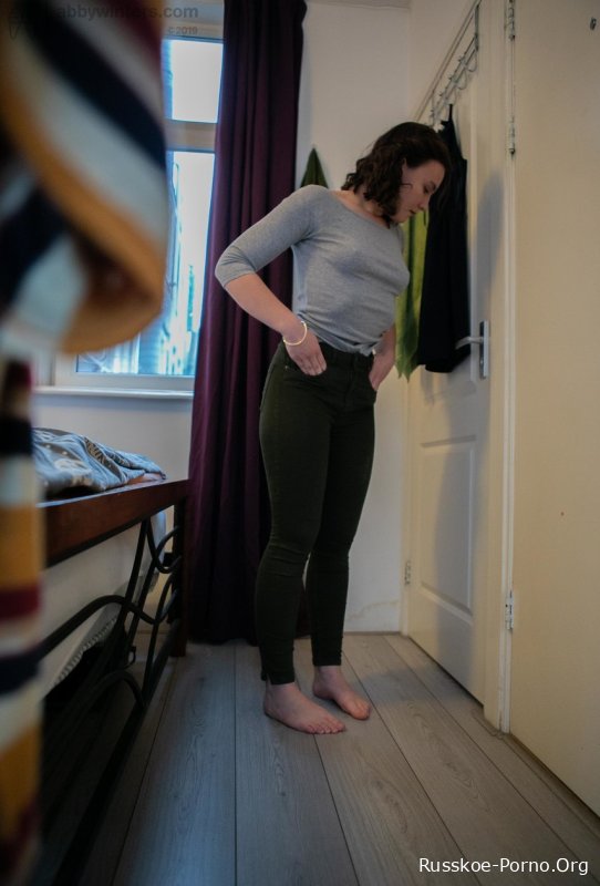 За симпатичной молоденькой девушкой с волосатой муфтой Катей Ди подглядывают, пока она одевается