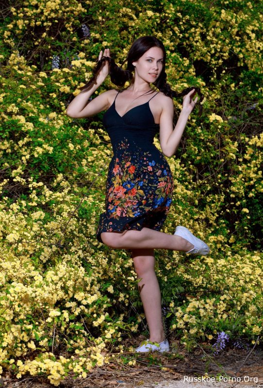 Миниатюрная русская модель Мартина Минк раздевается на красивой природе и показывает свои сиськи