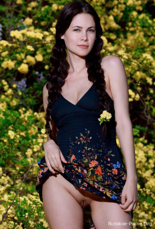 Миниатюрная русская модель Мартина Минк раздевается на красивой природе и показывает свои сиськи