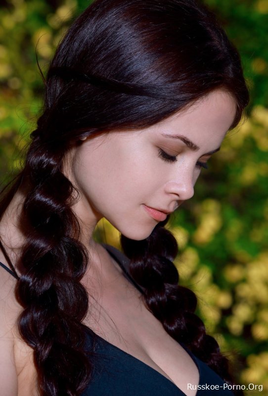 Миниатюрная русская модель Мартина Минк раздевается на красивой природе и показывает свои сиськи