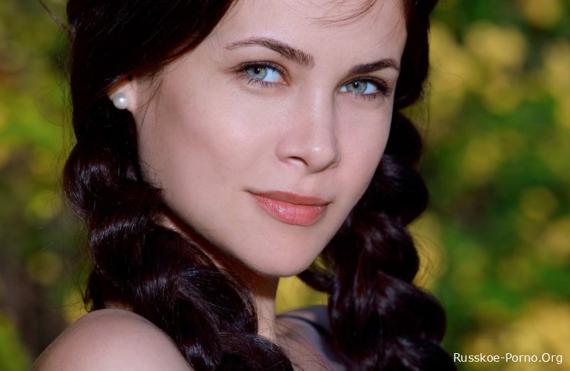 Миниатюрная русская модель Мартина Минк раздевается на красивой природе и показывает свои сиськи