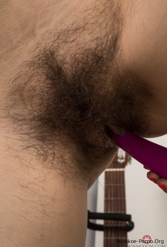 Девушка-любитель с миниатюрным телом Мара Гри обнажает свой волосатый бобрик и подмышки