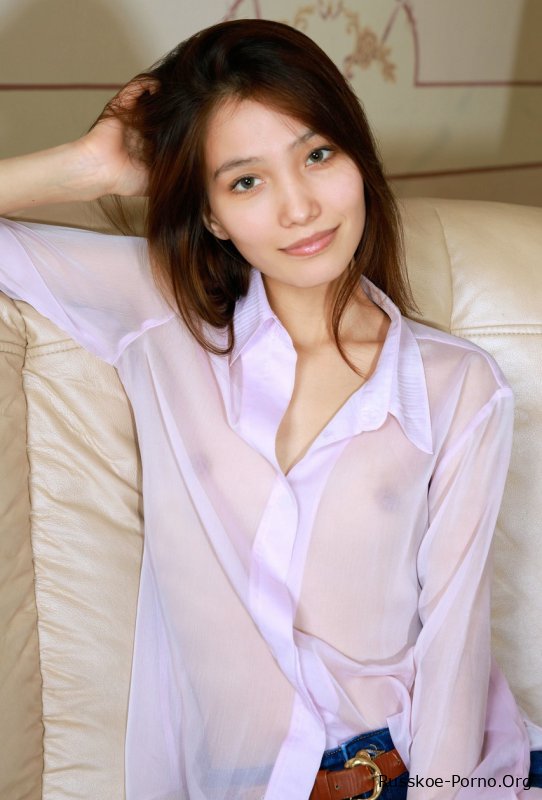 Симпатичная русская молоденькая Анна Аки дразнит своим худеньким телом, крошечными сиськами и ножками