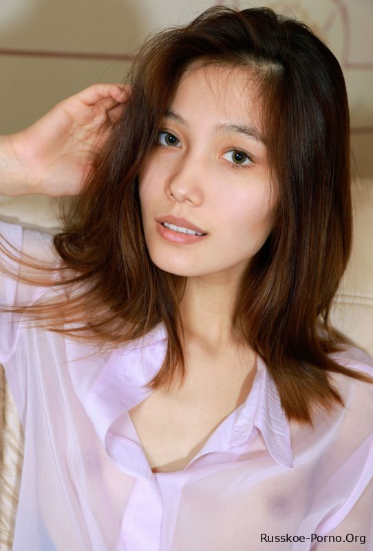 Симпатичная русская молоденькая Анна Аки дразнит своим худеньким телом, крошечными сиськами и ножками