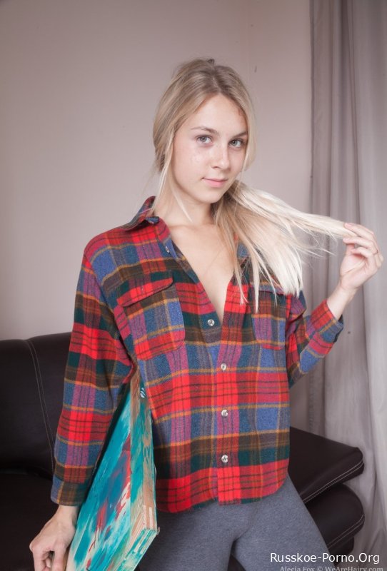 Стройная молоденькая Алексия Фокс показывает свои волосатые подмышки, киску и трахается пальчиками на диване