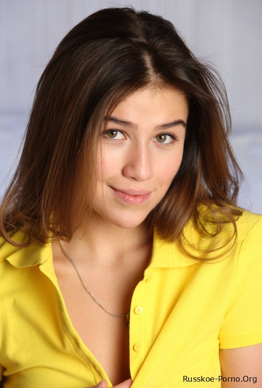 Сексуальная молоденькая с подстриженной вагиной Фокси Солт позирует голой на стуле