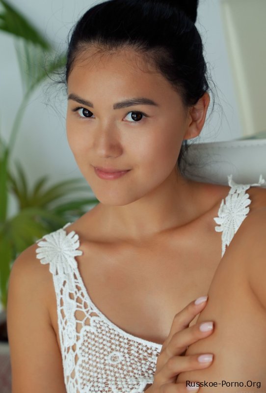 Азиатская милашка с маленькими сиськами Кимико выставляет напоказ свою бритую пизду и горячую попку