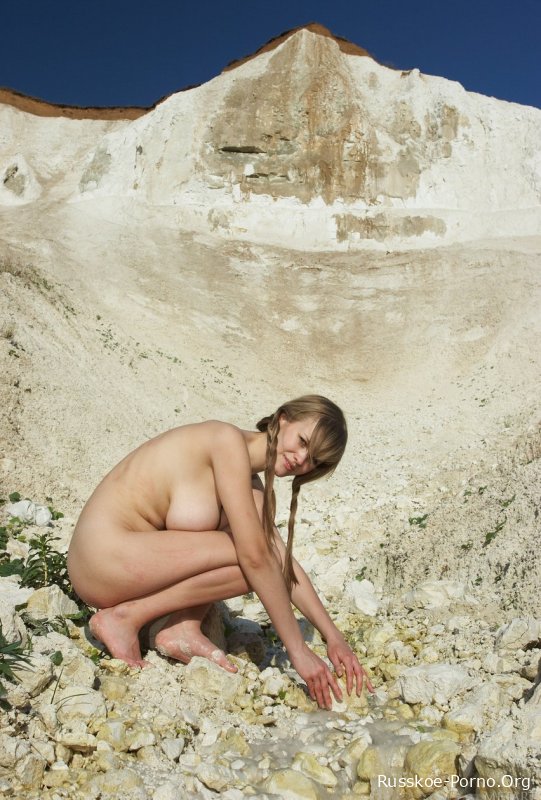 Сексуальная красотка Мария дразнящая полностью обнаженной своими большими сиськами и своим чудесным кустиком