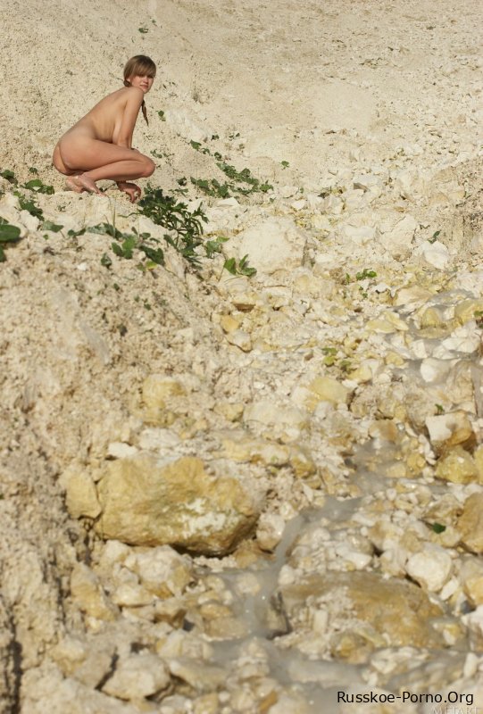 Сексуальная красотка Мария дразнящая полностью обнаженной своими большими сиськами и своим чудесным кустиком